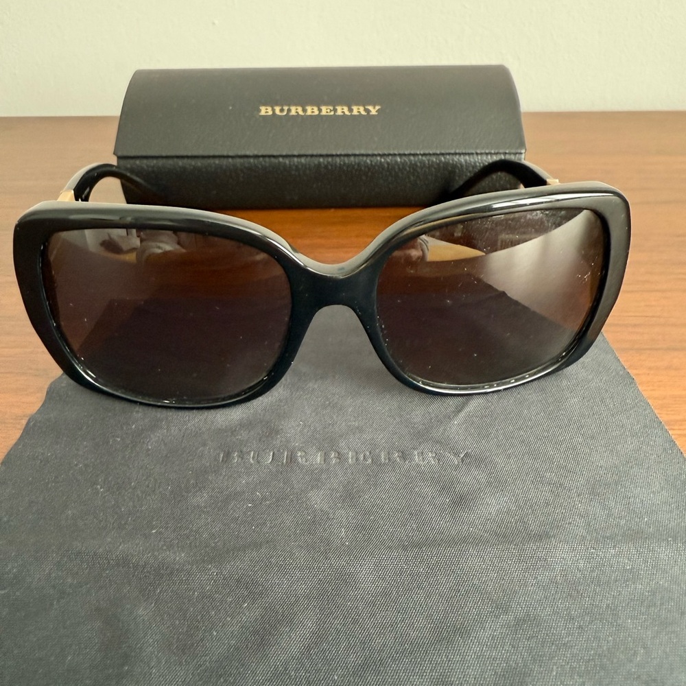Burberry Black/Cream Sunglasses